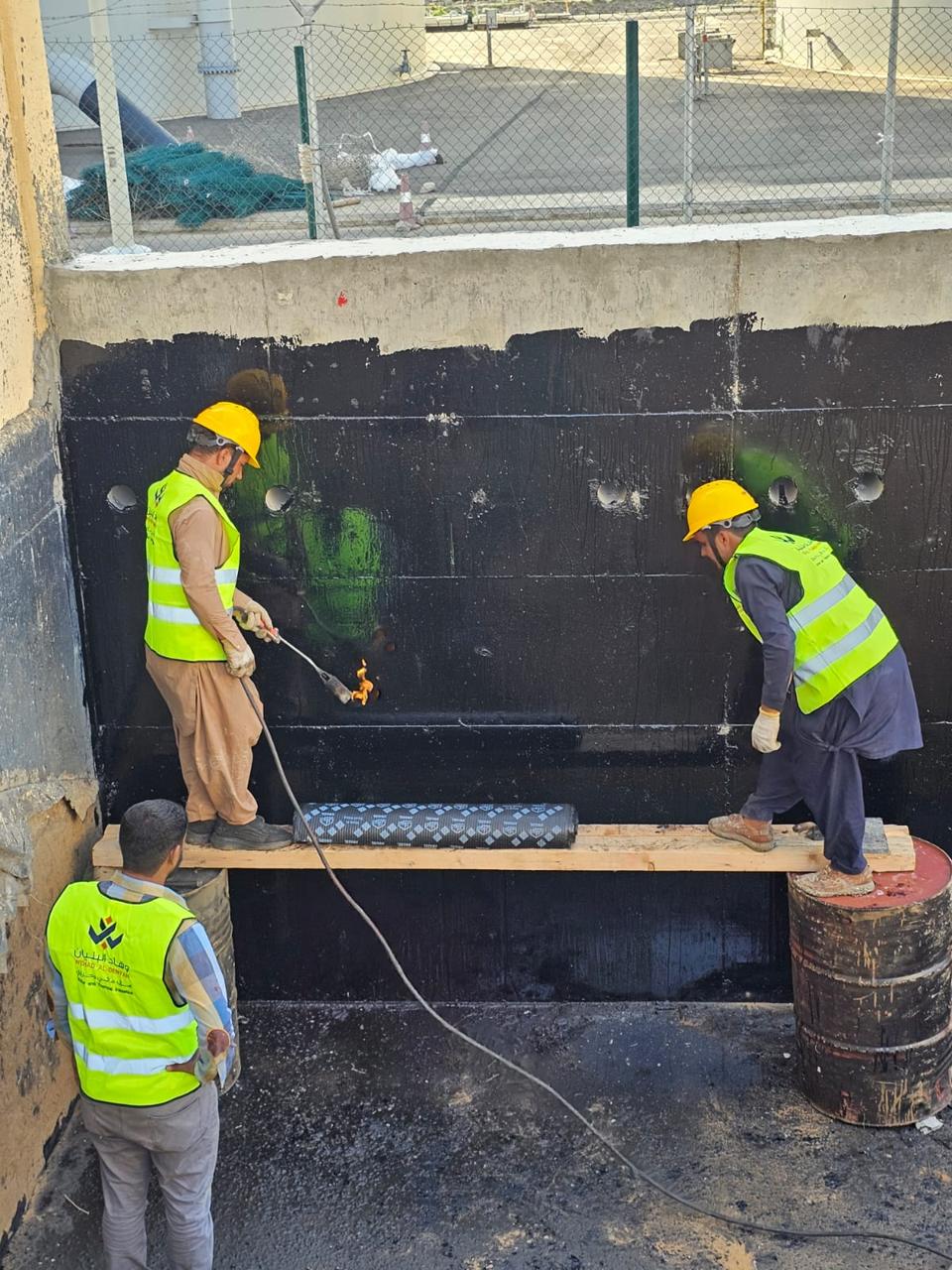 فريق وهاد البنيان أثناء عزل جدار