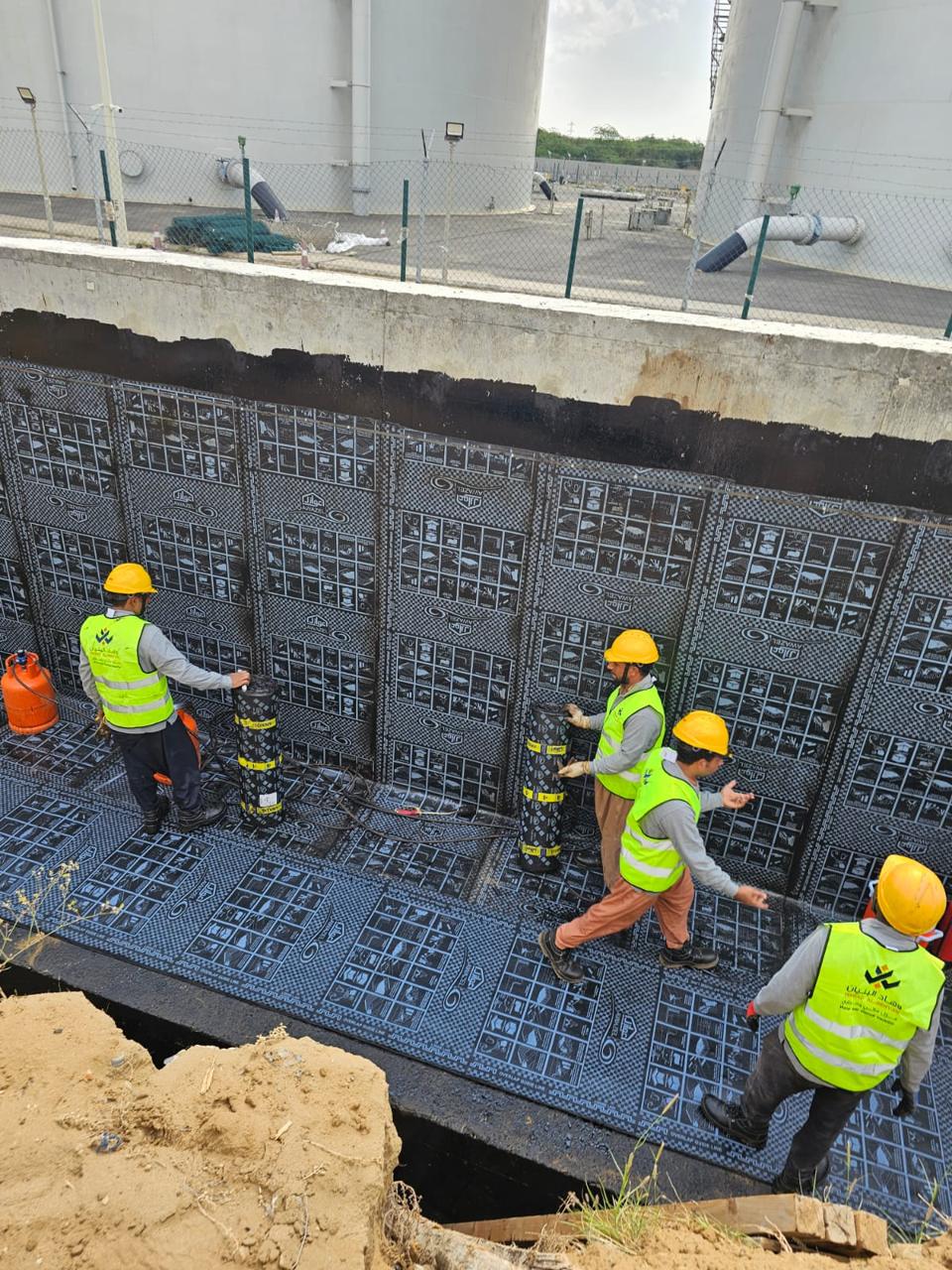 عزل جدار استنادي لشركة المياه الوطنية